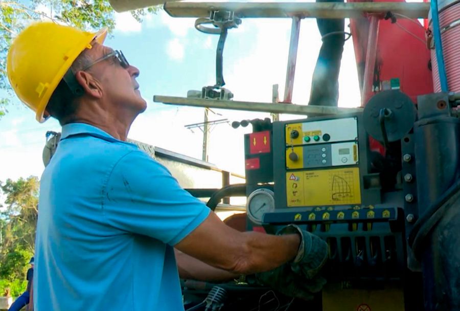 Hombre trabajando con grua