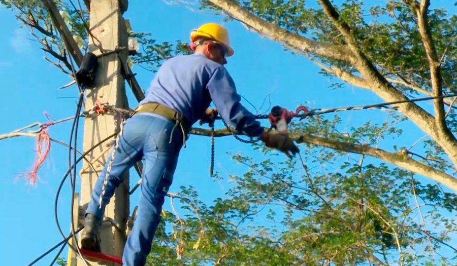Los telecomunicadores espirituanos trabajan en difíciles condiciones, sobre un terreno inundado y fangoso, luego de la descomunal crecida del río Cauto y sus afluentes.