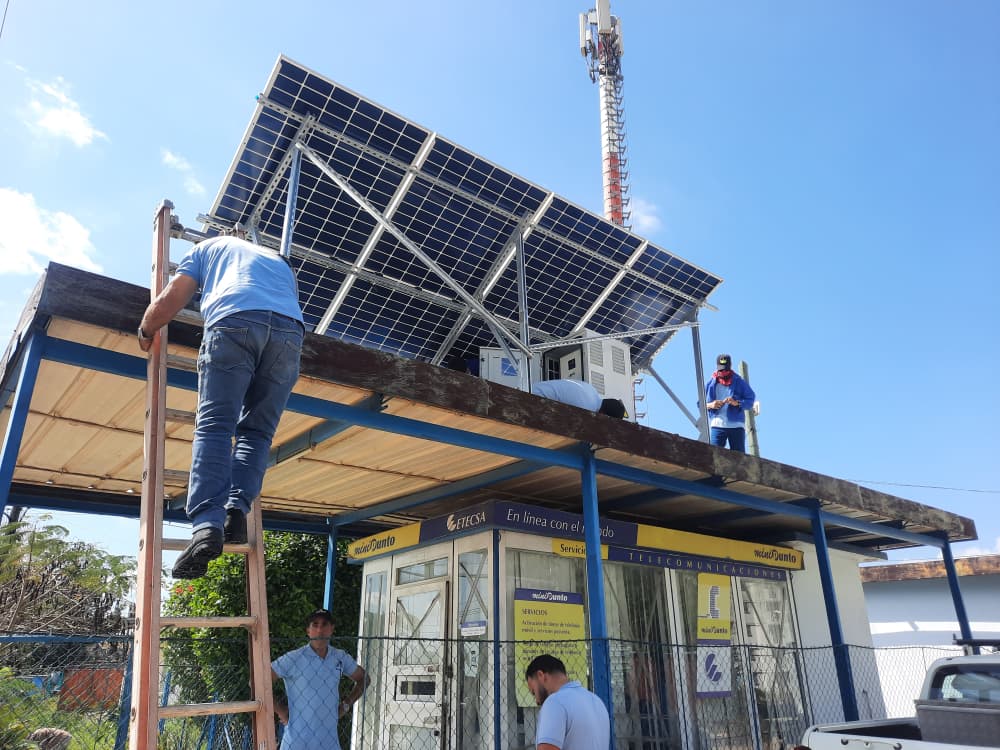 Trabajadores en la instalación de sistemas fotovoltaico