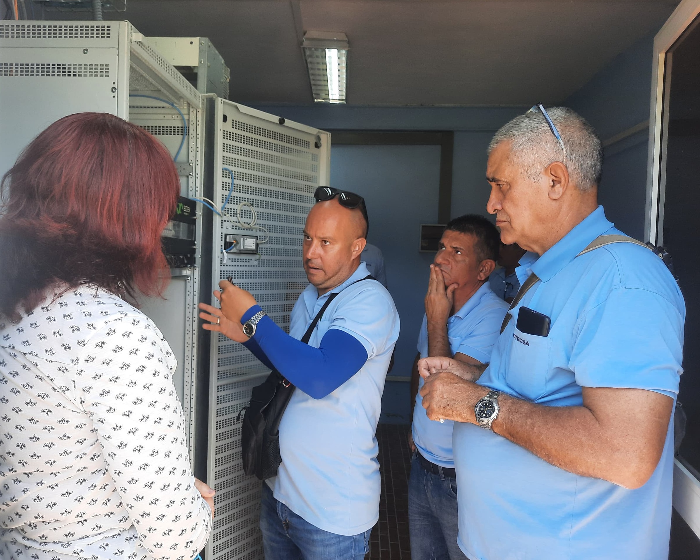 Laboran trabajadores en la instalación de sistemas fotovoltaicos