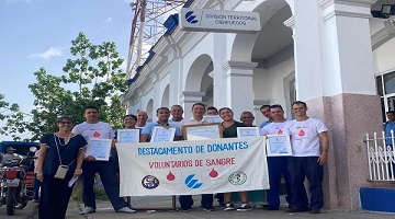 Trabajadores en la entrada de etecsa