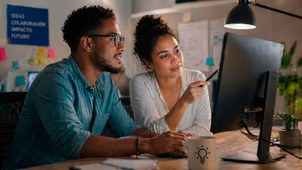 Jóvenes innovadores en una laptop