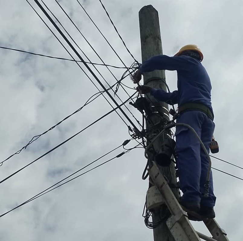 liniero trabajando