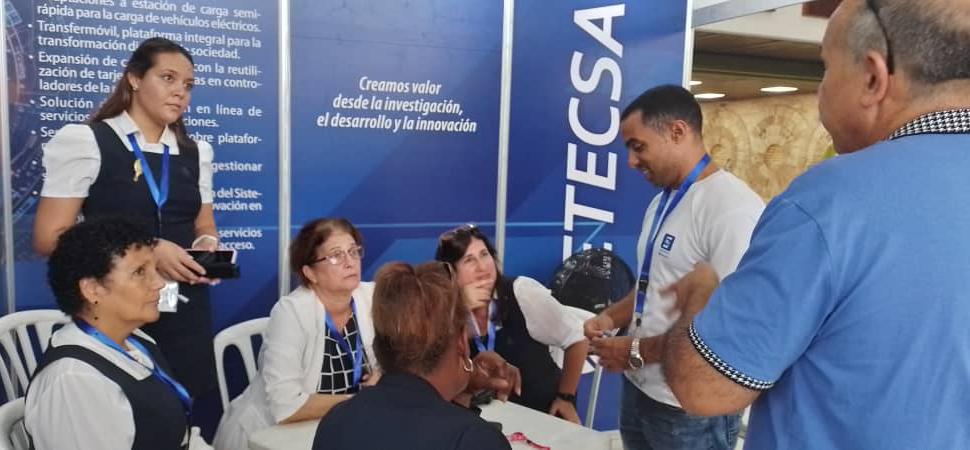 trabajadores en proyecto de innovación