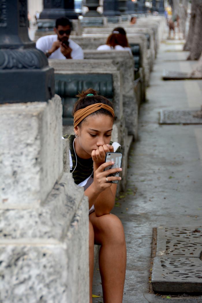Adolescente cubana conectada a Internet en el Paseo del Prado Foto: Juvenal Balán