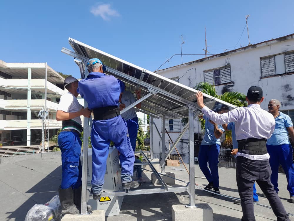 trabajadores instalando sistema fotovoltaico
