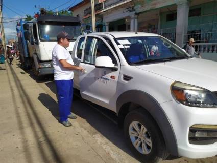 trabajador montandose en un carro