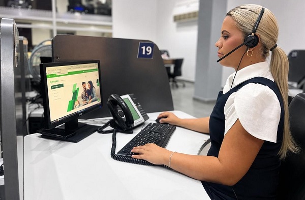 personal en computadora con servicios a terceros