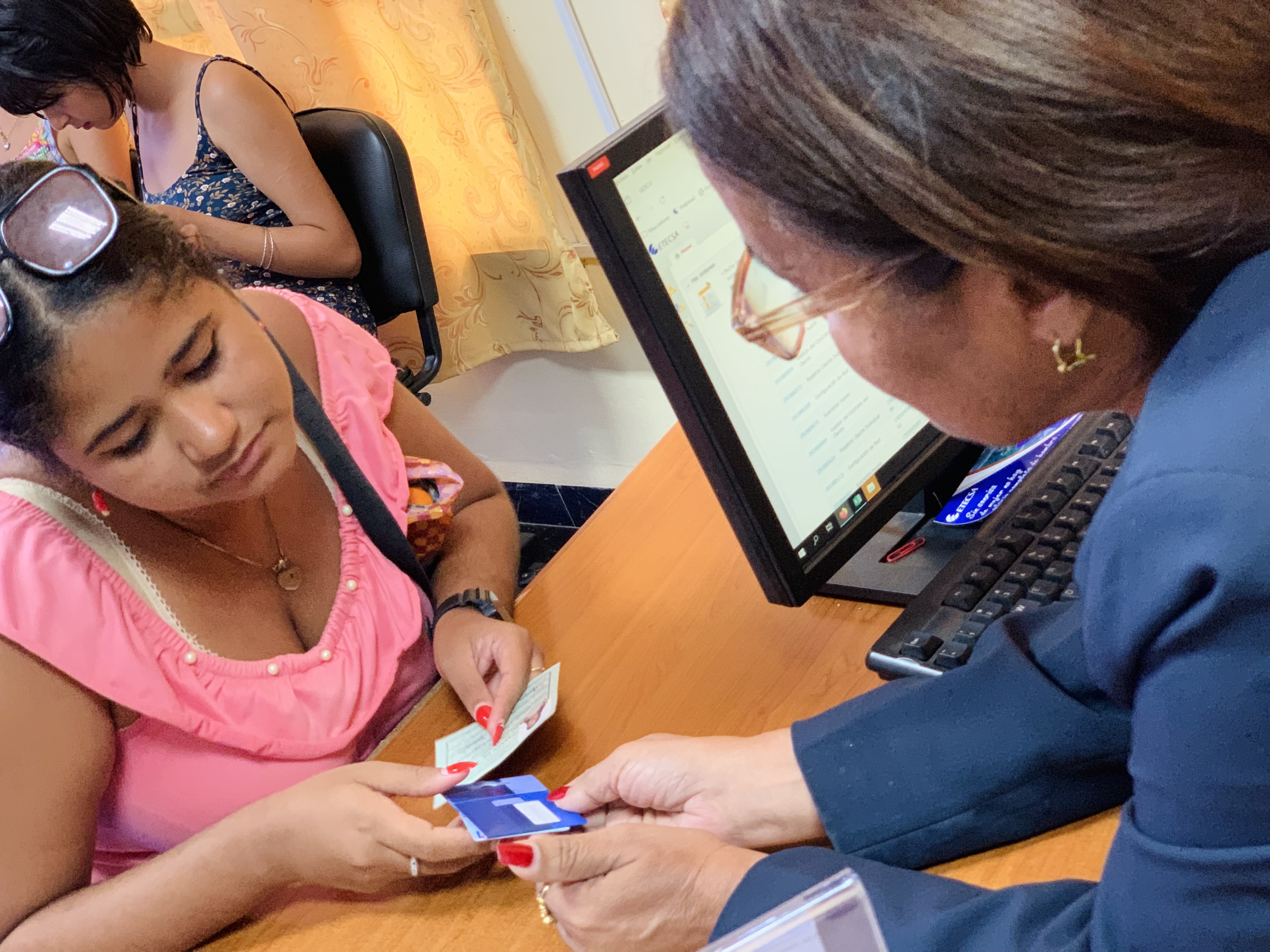 estudiantes universitarios adquiriendo línea telefónica
