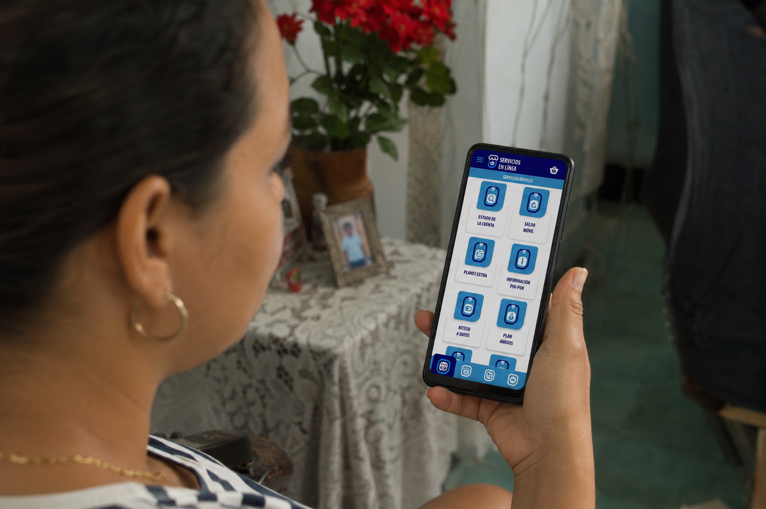 Mujer con celular en la mano