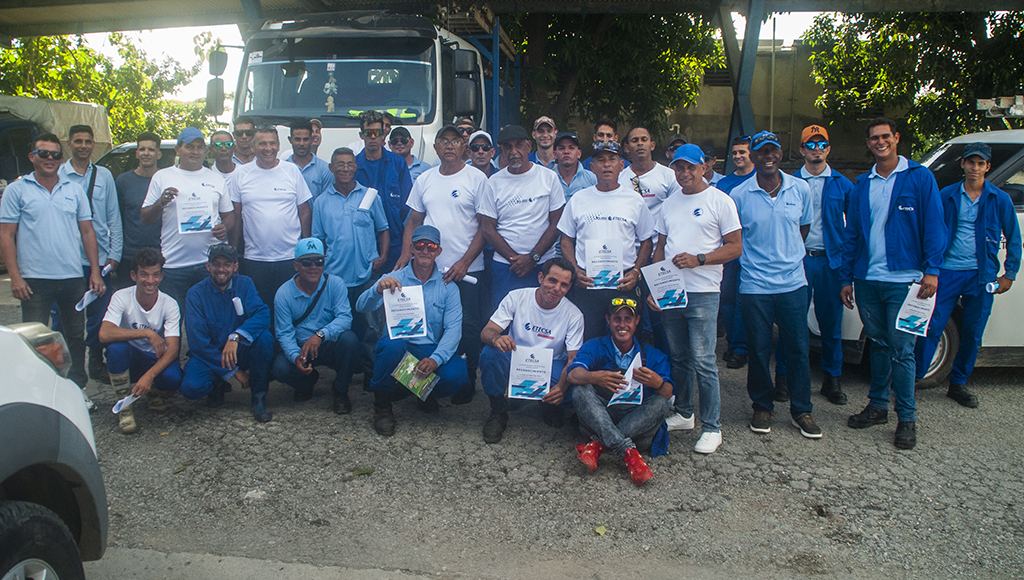 reciben-brigada-etecsa-lastunas-ayuda-melissa