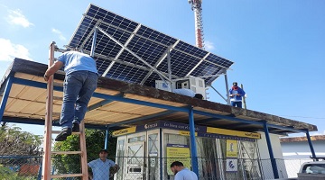 Trabajadores de la División Territorial Mayabeque en la instalación de sistemas fotovoltaicos
