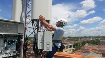 Torrero laborando en los elementos de señal en una torre